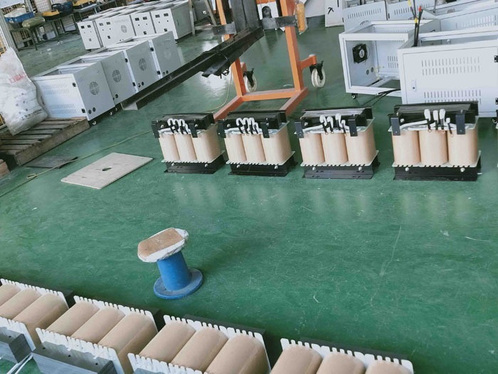 輸入電壓 400V 430V 輸出電壓:AC220V AC200V AC10V 相數(shù):3 帶防護(hù)罩